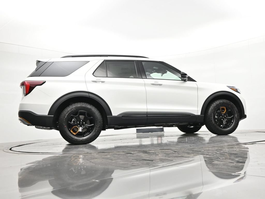 Ford Explorer Vehicle Full-screen Gallery Image 22