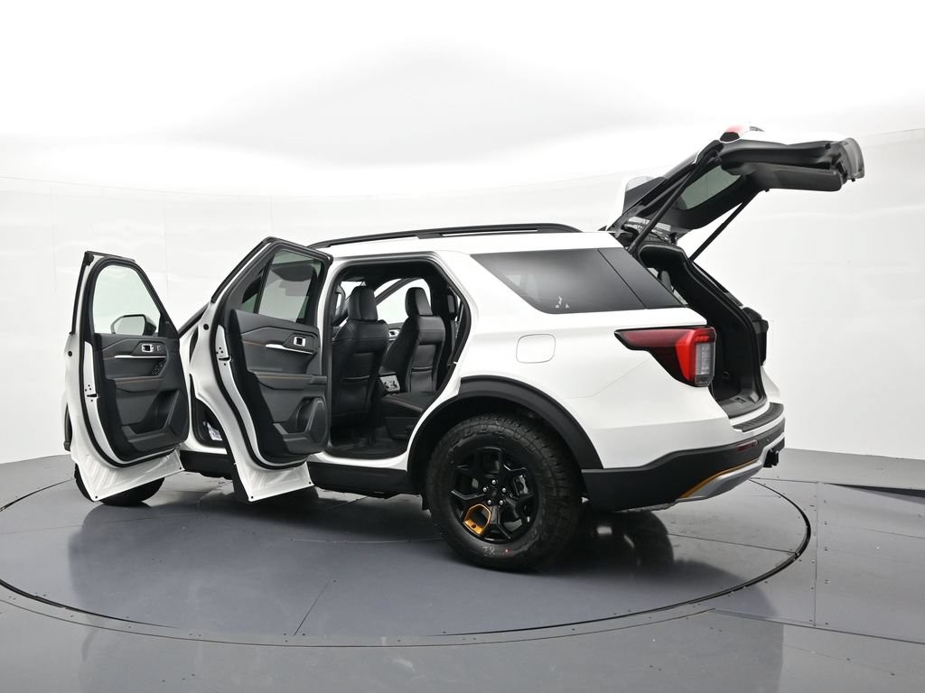 Ford Explorer Vehicle Full-screen Gallery Image 24