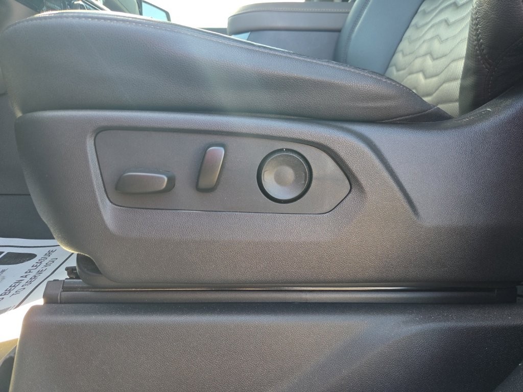 Chevrolet Silverado 1500 Vehicle Full-screen Gallery Image 02