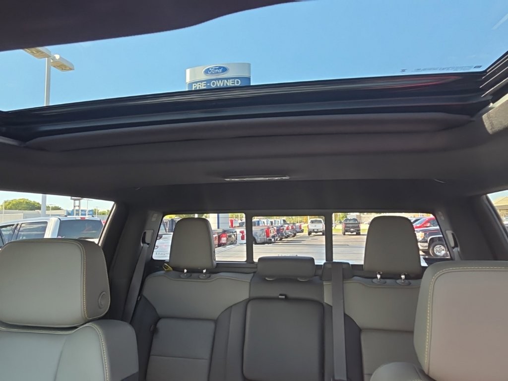 Chevrolet Silverado 1500 Vehicle Full-screen Gallery Image 16