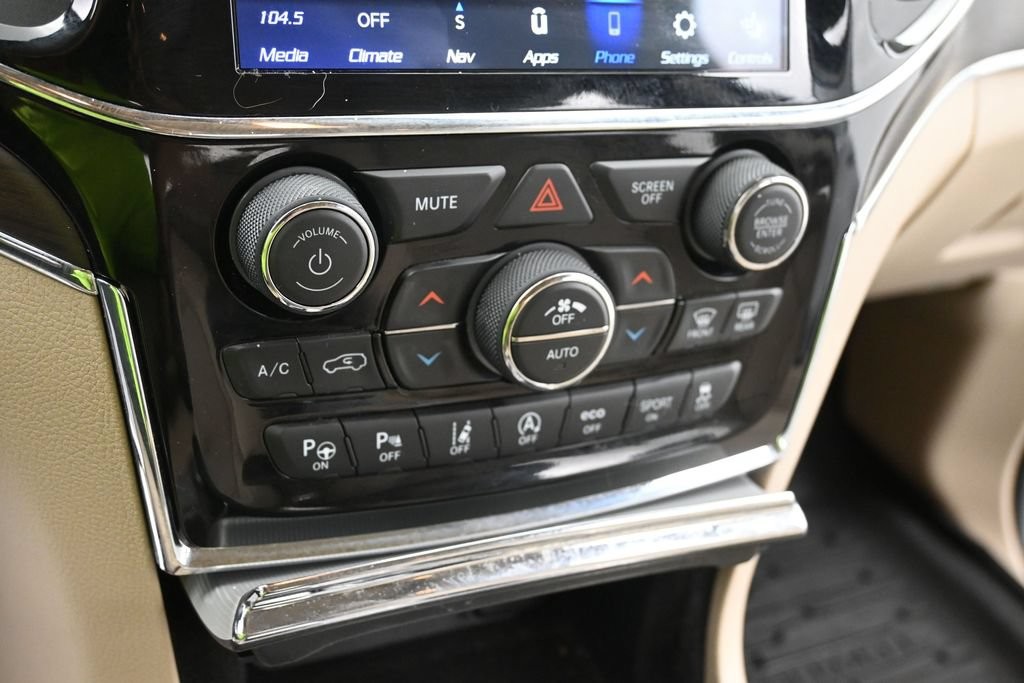 Jeep Grand Cherokee Vehicle Full-screen Gallery Image 11