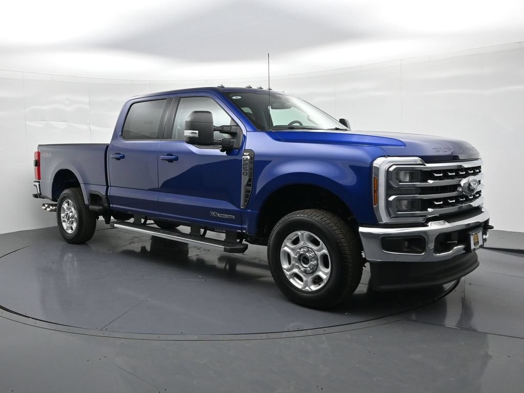 Ford F-250SD Vehicle Full-screen Gallery Image 4