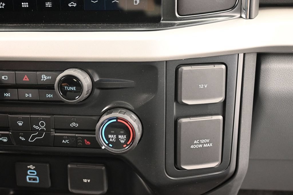 Ford F-250SD Vehicle Full-screen Gallery Image 12