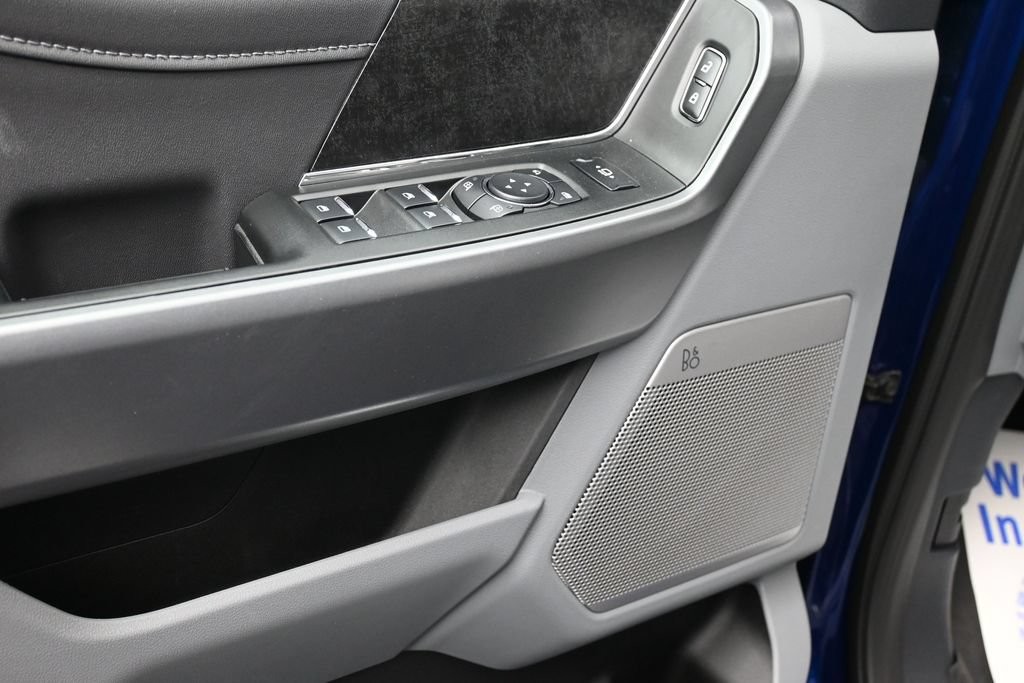 Ford F-250SD Vehicle Full-screen Gallery Image 14