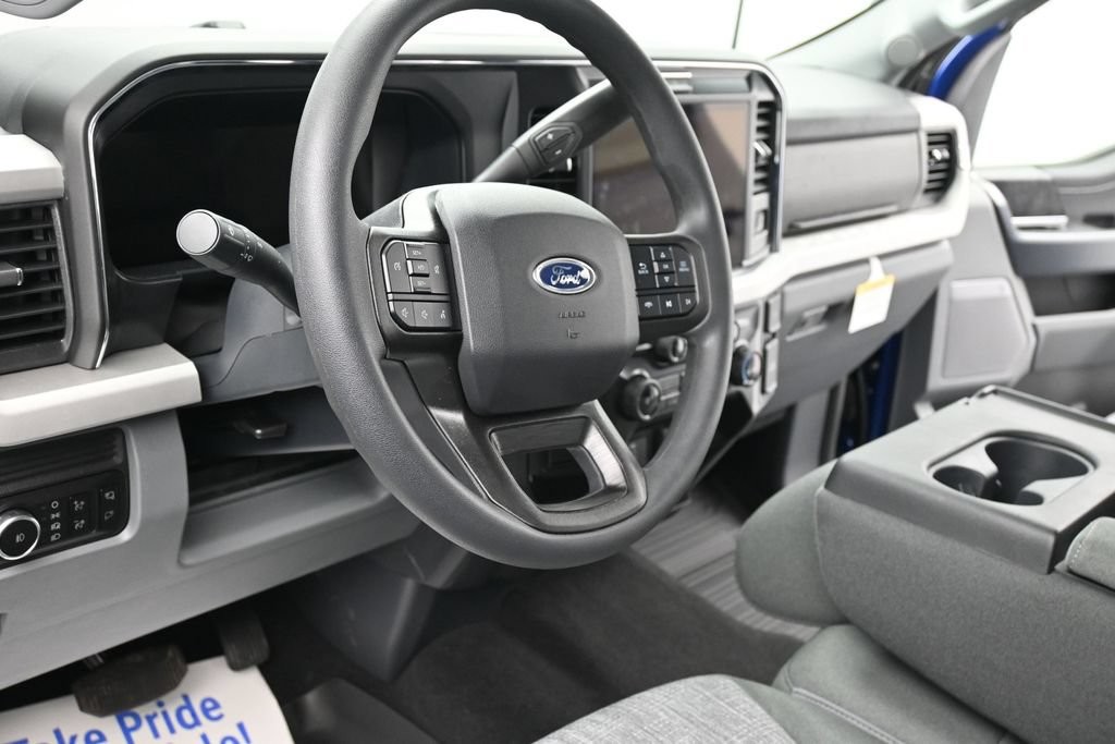 Ford F-250SD Vehicle Full-screen Gallery Image 15