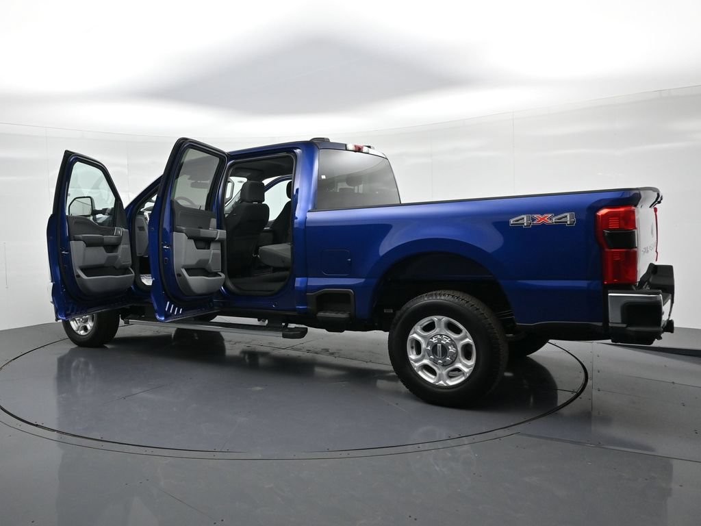 Ford F-250SD Vehicle Full-screen Gallery Image 25