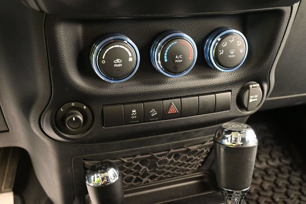 Jeep Wrangler Vehicle Full-screen Gallery Image 11