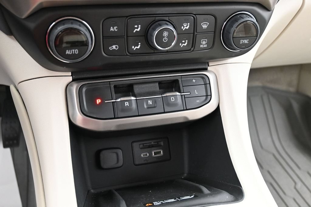 GMC Acadia Vehicle Full-screen Gallery Image 11