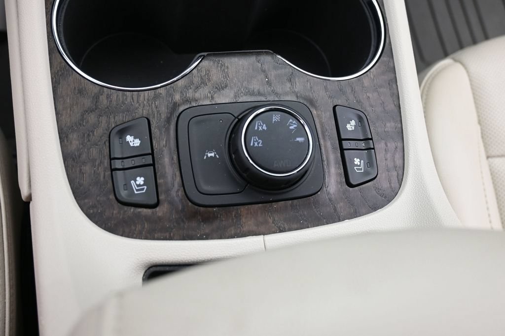 GMC Acadia Vehicle Full-screen Gallery Image 12
