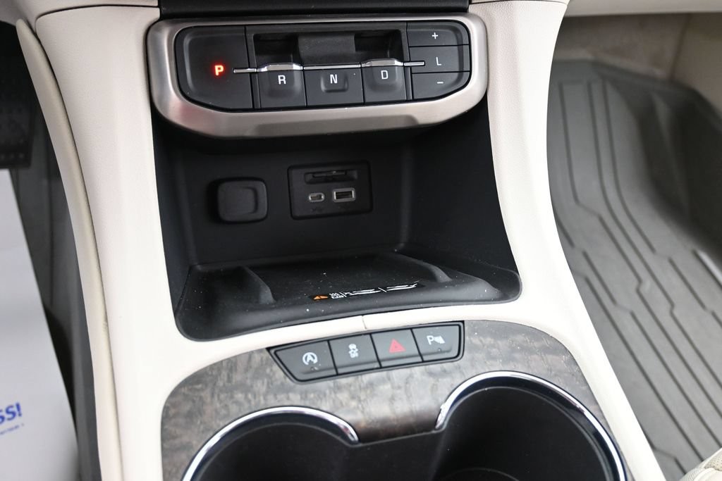 GMC Acadia Vehicle Full-screen Gallery Image 13