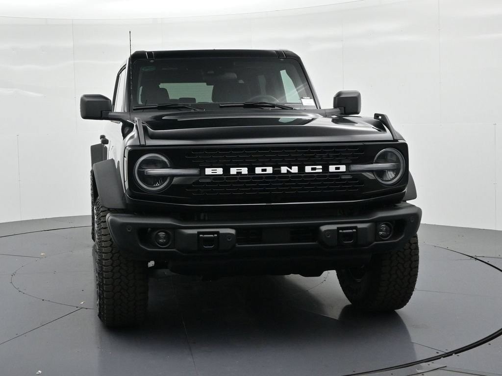 Ford Bronco Vehicle Full-screen Gallery Image 3