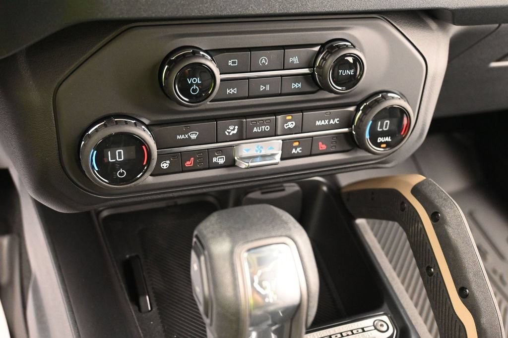 Ford Bronco Vehicle Full-screen Gallery Image 11