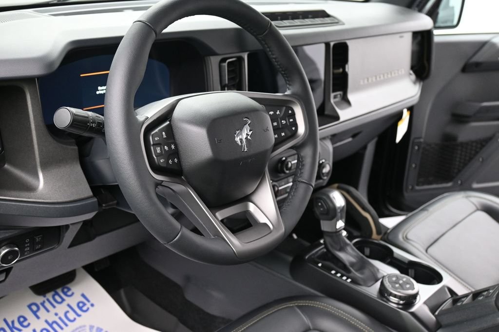 Ford Bronco Vehicle Full-screen Gallery Image 15