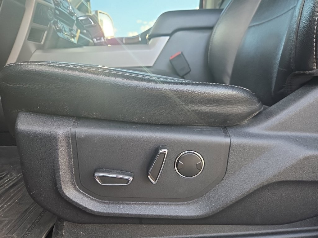 Ford F-150 Vehicle Full-screen Gallery Image 3