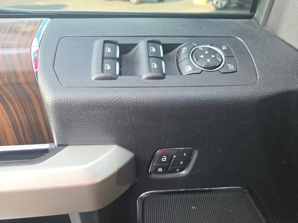 Ford F-150 Vehicle Full-screen Gallery Image 11