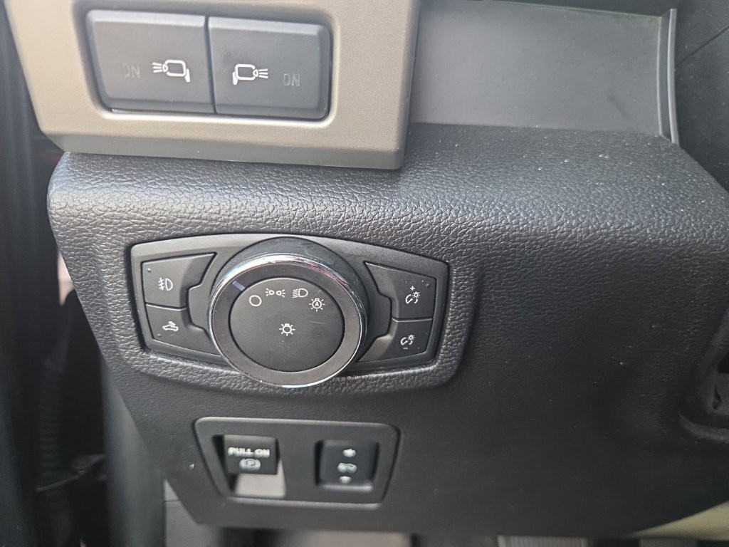 Ford F-150 Vehicle Full-screen Gallery Image 12