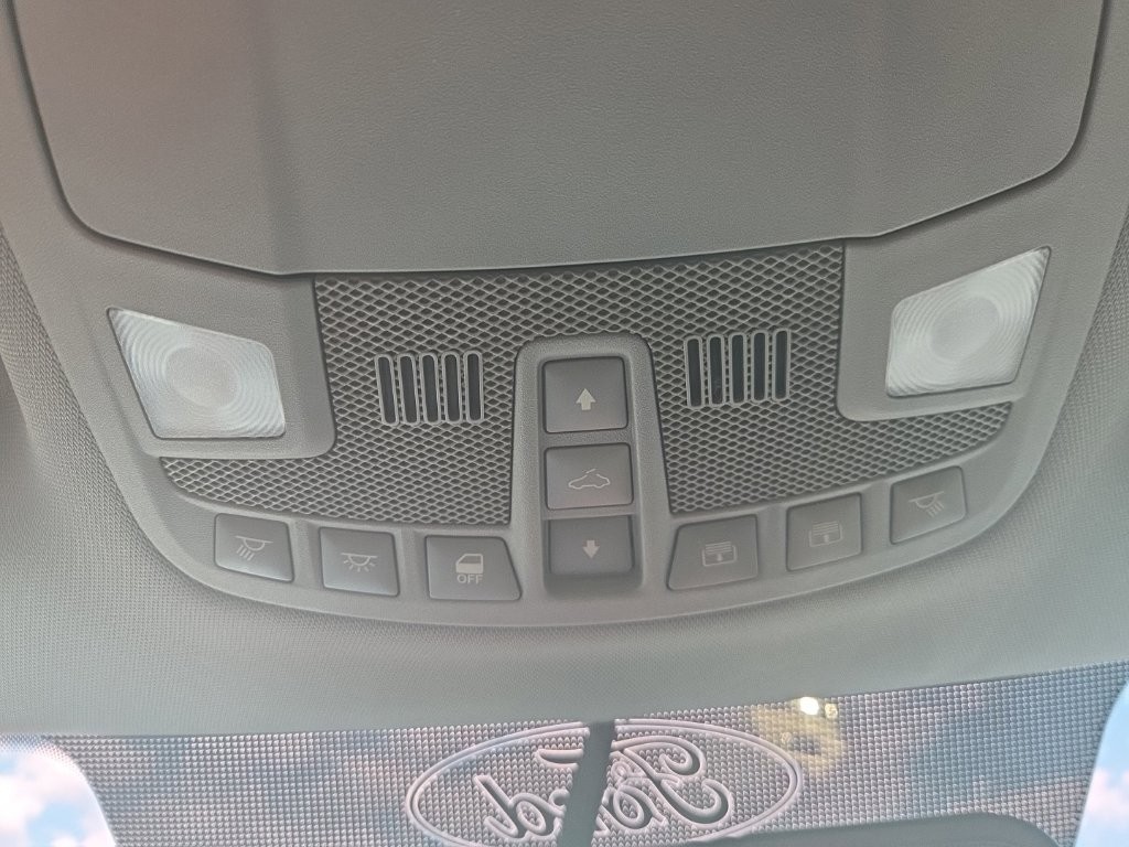 Ford F-150 Vehicle Full-screen Gallery Image 18