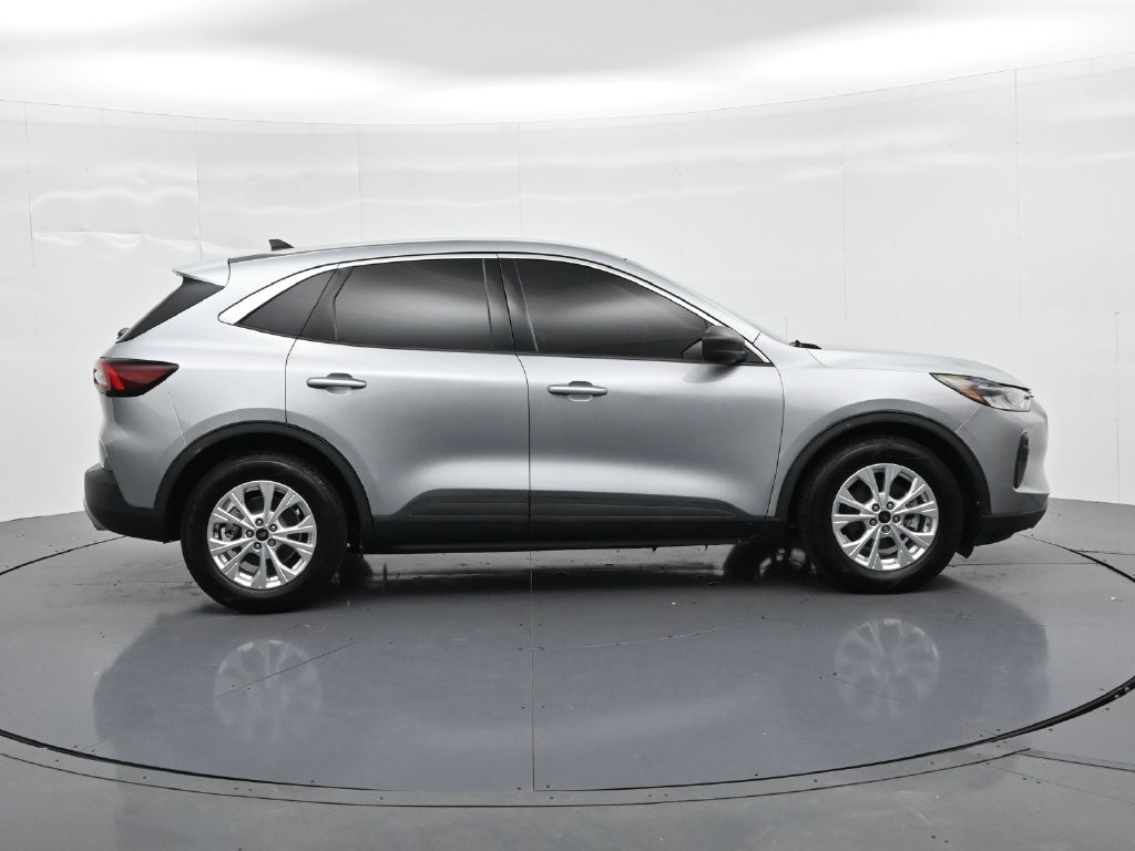 Ford Escape Vehicle Full-screen Gallery Image 05