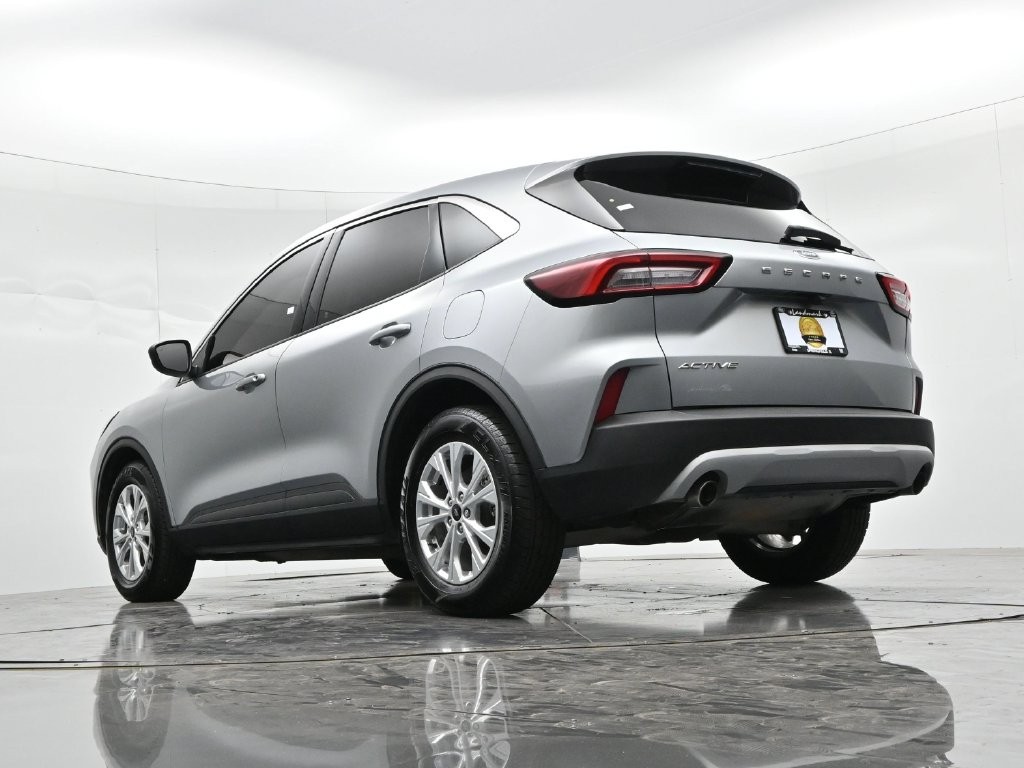 Ford Escape Vehicle Full-screen Gallery Image 21