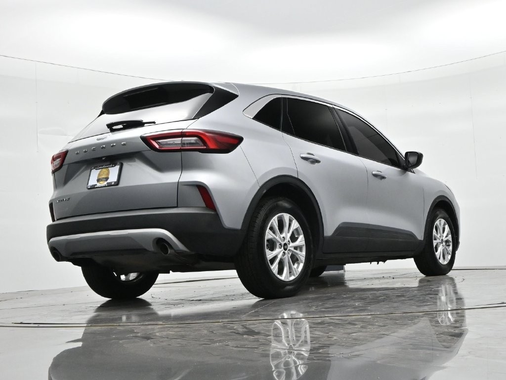 Ford Escape Vehicle Full-screen Gallery Image 23
