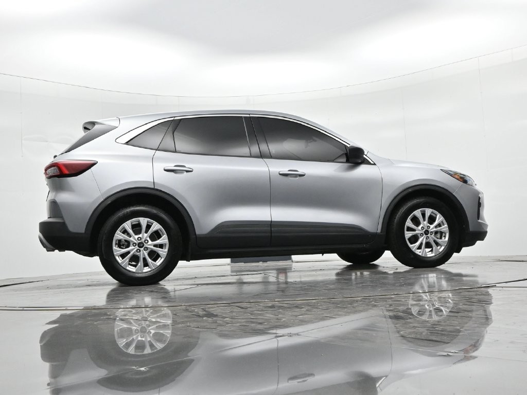 Ford Escape Vehicle Full-screen Gallery Image 24