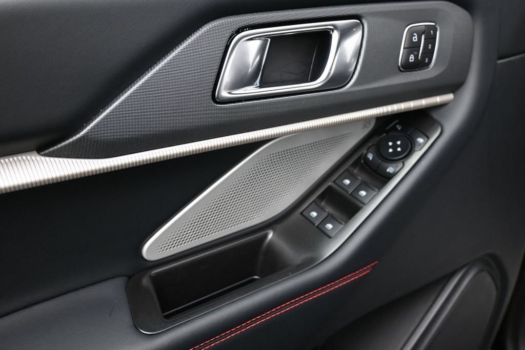 Ford Explorer Vehicle Full-screen Gallery Image 15