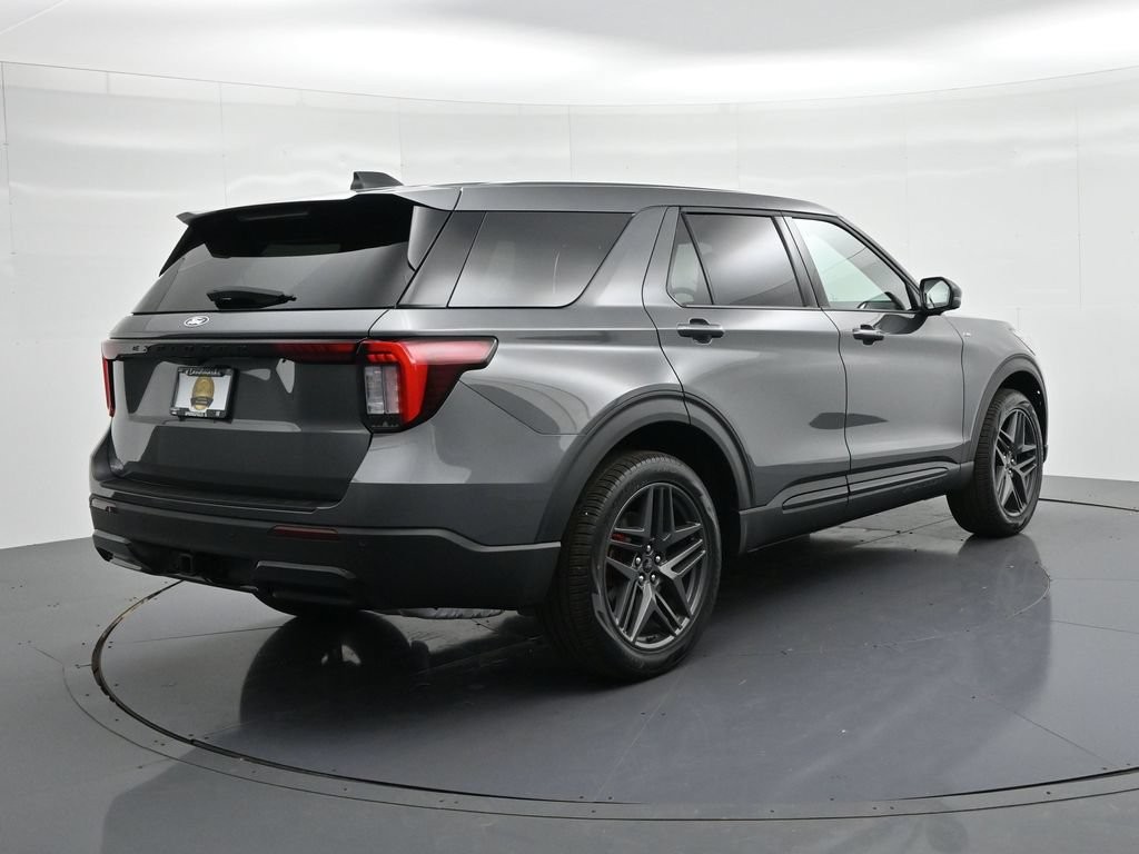 Ford Explorer Vehicle Full-screen Gallery Image 6