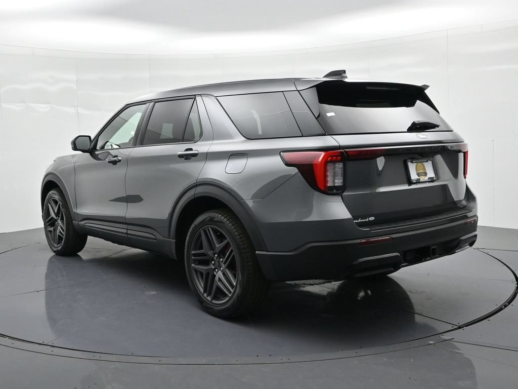 Ford Explorer Vehicle Full-screen Gallery Image 8