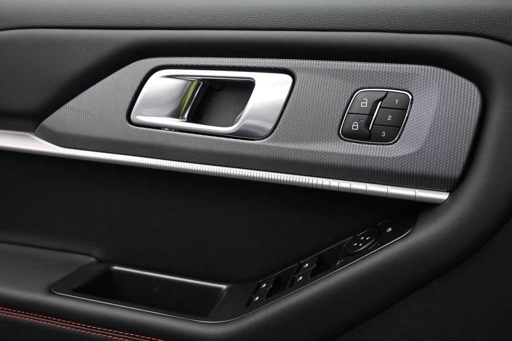 Ford Explorer Vehicle Full-screen Gallery Image 16