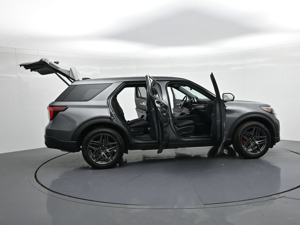 Ford Explorer Vehicle Full-screen Gallery Image 26