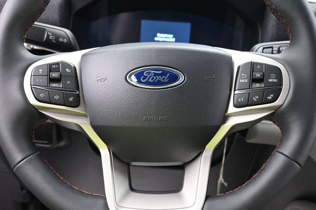 Ford Explorer Vehicle Full-screen Gallery Image 14