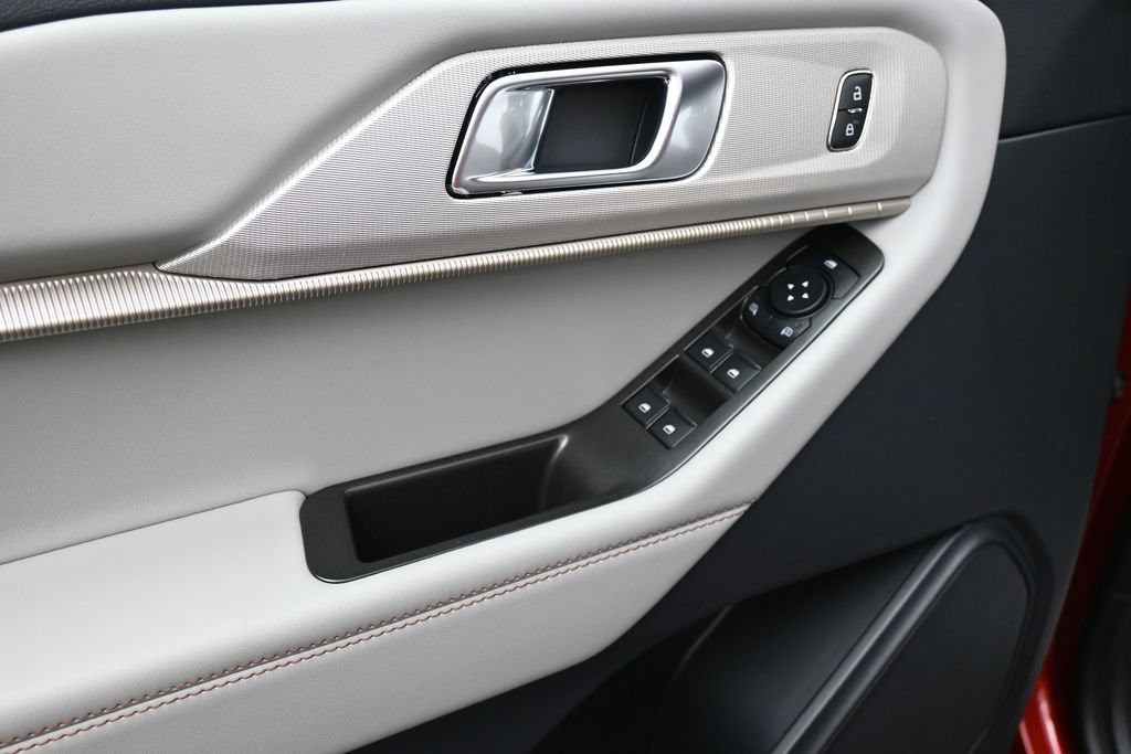 Ford Explorer Vehicle Full-screen Gallery Image 15