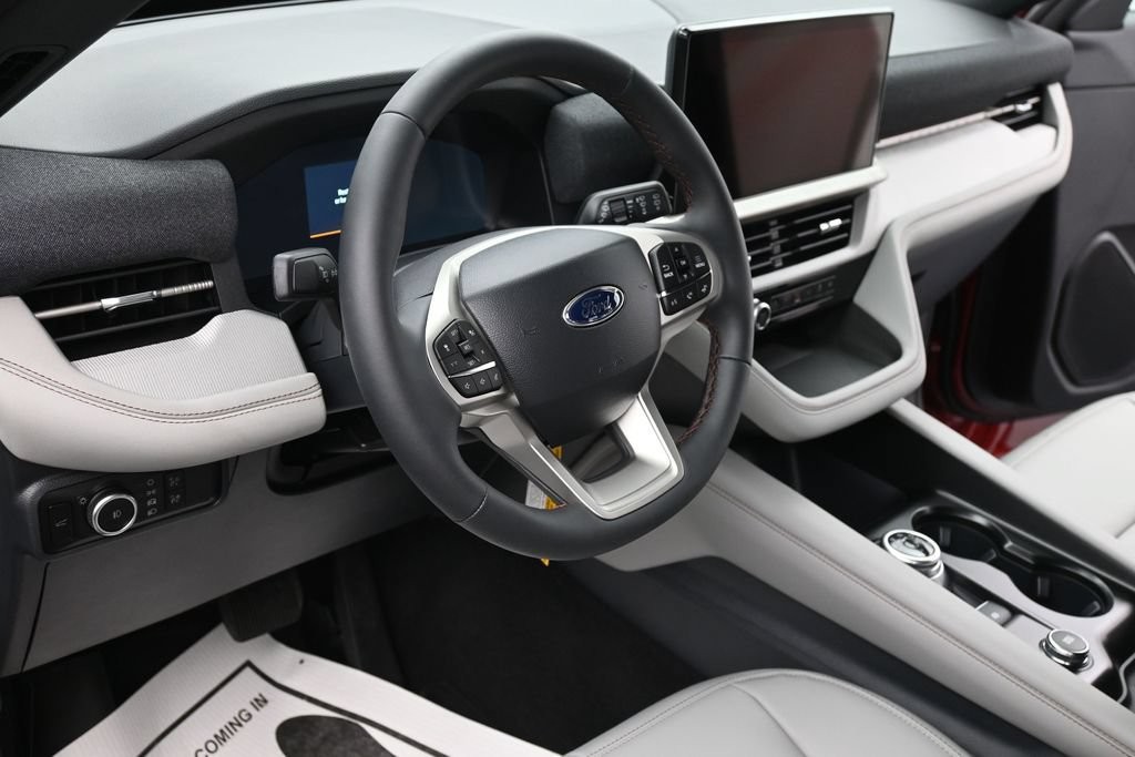 Ford Explorer Vehicle Full-screen Gallery Image 16