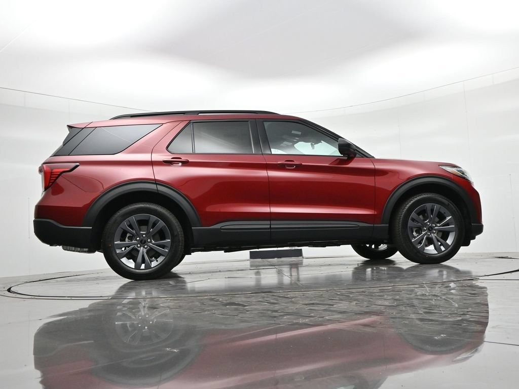 Ford Explorer Vehicle Full-screen Gallery Image 24