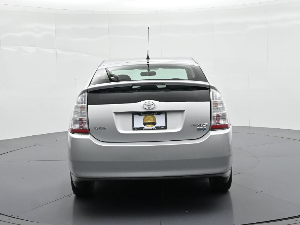 Toyota Prius Vehicle Full-screen Gallery Image 7
