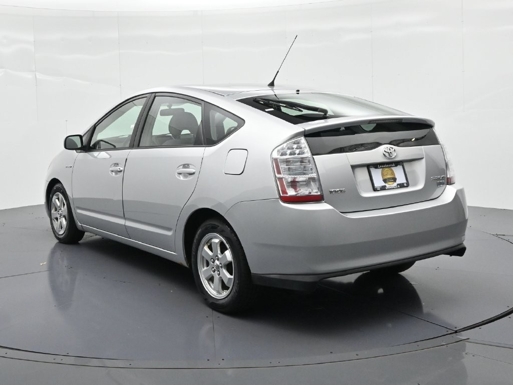 Toyota Prius Vehicle Full-screen Gallery Image 8