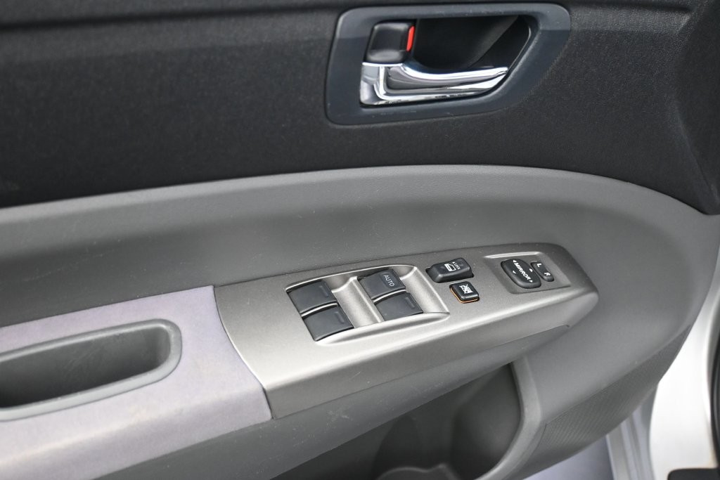 Toyota Prius Vehicle Full-screen Gallery Image 12