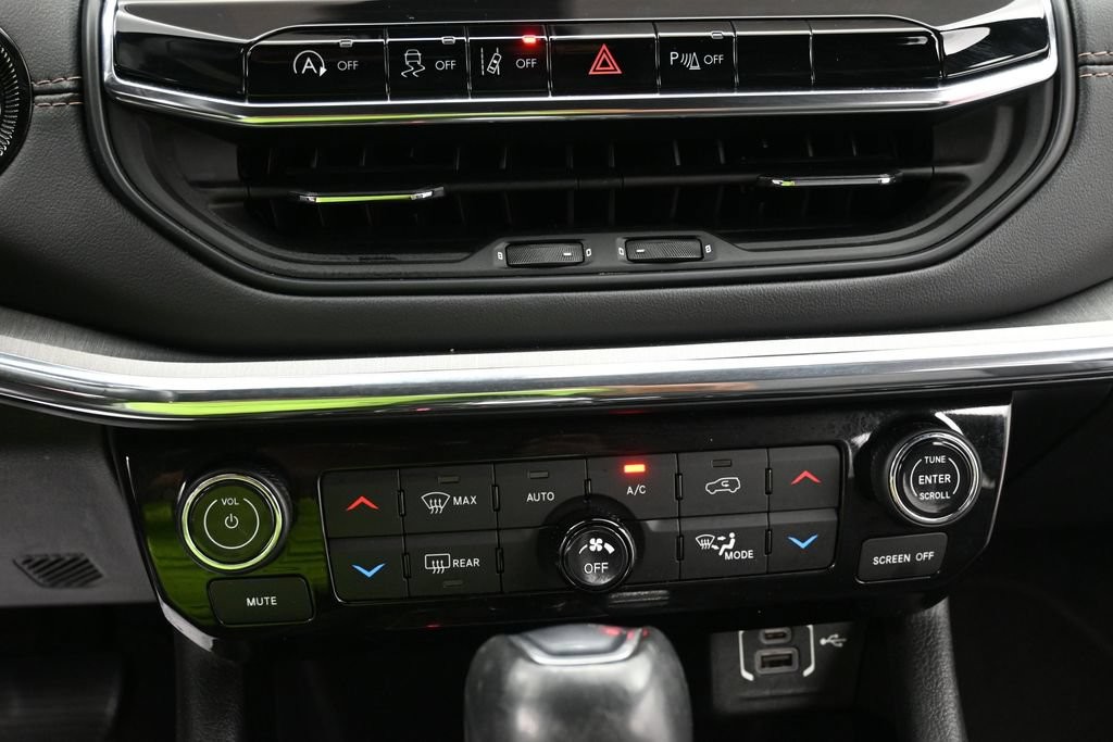 Jeep Compass Vehicle Full-screen Gallery Image 11