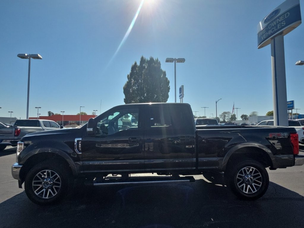 Ford Super Duty F-250 SRW Vehicle Full-screen Gallery Image 2