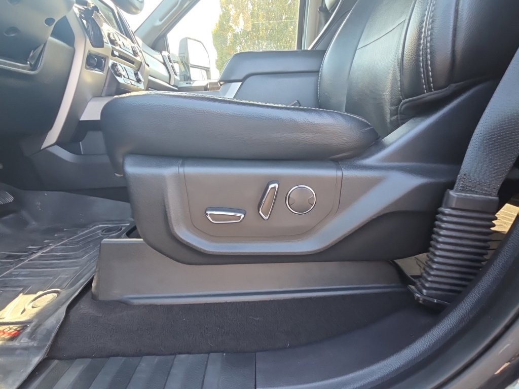 Ford Super Duty F-250 SRW Vehicle Full-screen Gallery Image 3