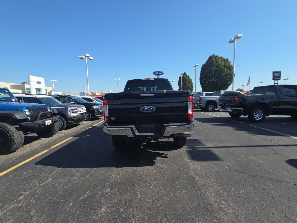Ford Super Duty F-250 SRW Vehicle Full-screen Gallery Image 7