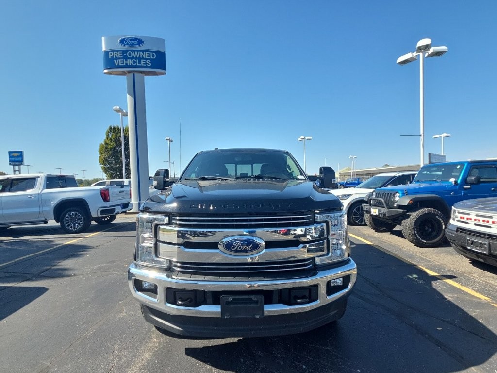 Ford Super Duty F-250 SRW Vehicle Full-screen Gallery Image 9