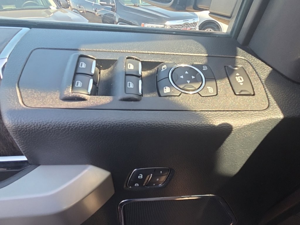 Ford Super Duty F-250 SRW Vehicle Full-screen Gallery Image 10