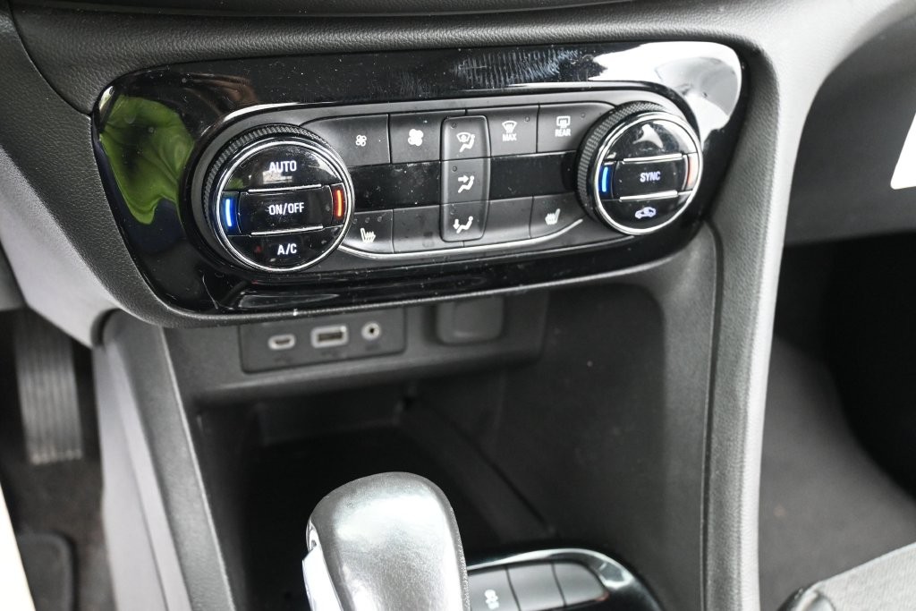 Buick Encore GX Vehicle Full-screen Gallery Image 11
