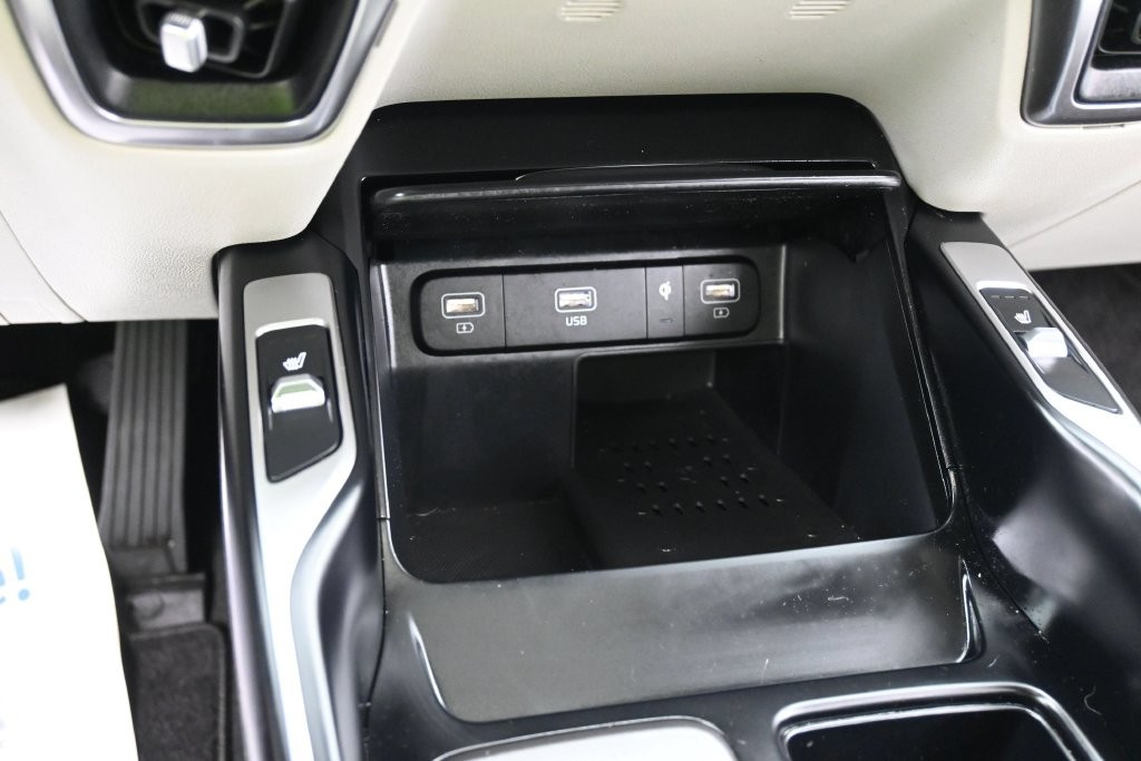 Kia Sorento Hybrid Vehicle Full-screen Gallery Image 11