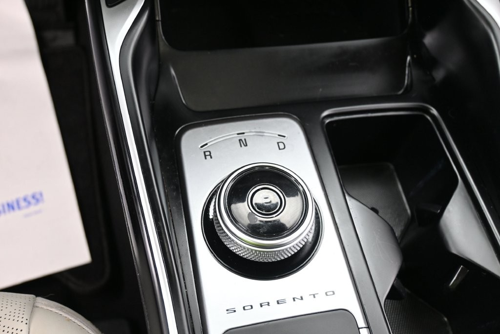 Kia Sorento Hybrid Vehicle Full-screen Gallery Image 12