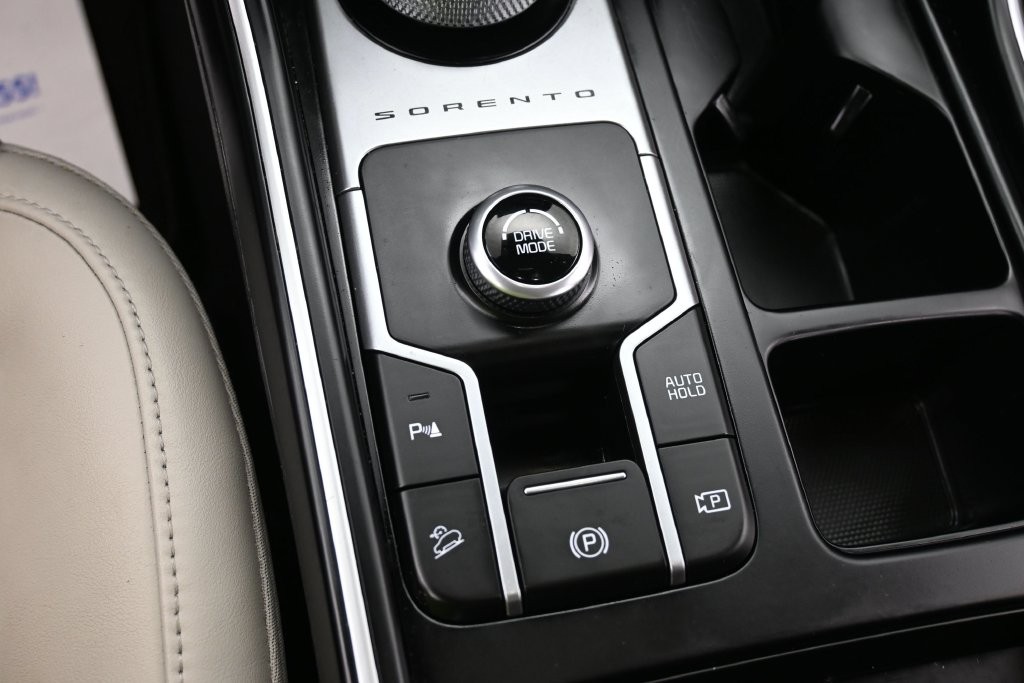 Kia Sorento Hybrid Vehicle Full-screen Gallery Image 13