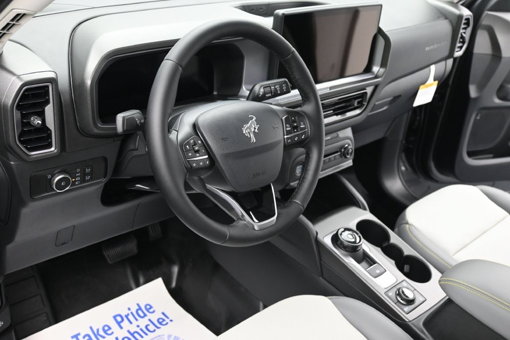 Ford Bronco Sport Vehicle Full-screen Gallery Image 14