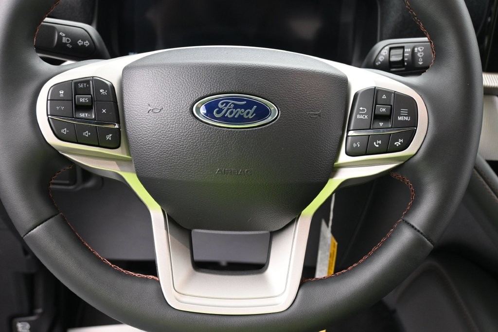 Ford Explorer Vehicle Full-screen Gallery Image 14