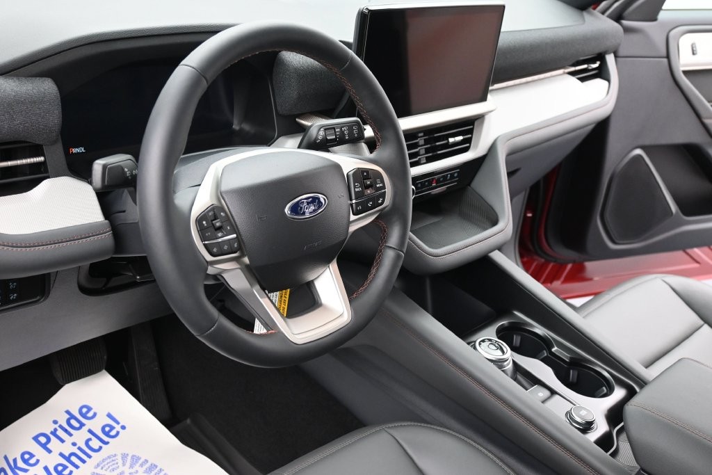 Ford Explorer Vehicle Full-screen Gallery Image 16
